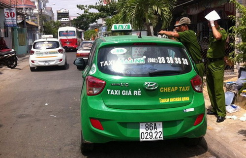 Công an khám nghiệm chiếc xe taxi bị cướp trong đêm tại TP Phan Thiết. Ảnh: Hải Lê