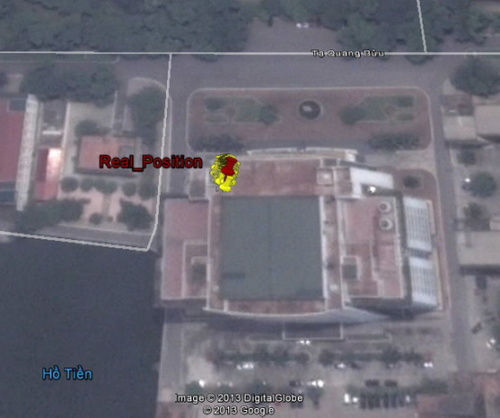 Kết quả định vị sử dụng hệ thống Bắc Đẩu (các chấm vàng), và vị trí thật của ăng-ten (chấm đỏ), trên nóc toà nhà Thư viện Tạ Quang Bửu, Trường ĐHBK Hà Nội